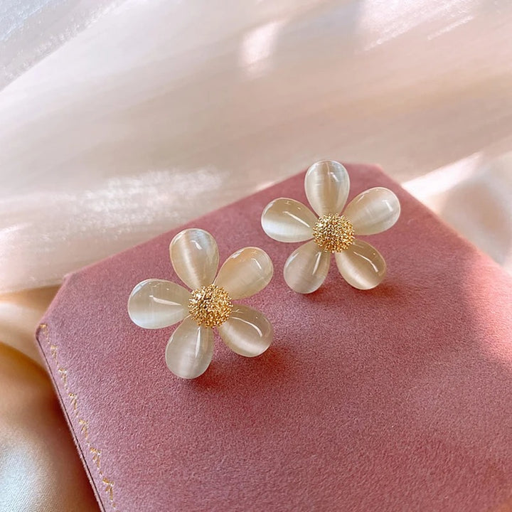 Daisy Gold Color Center Flower Studs