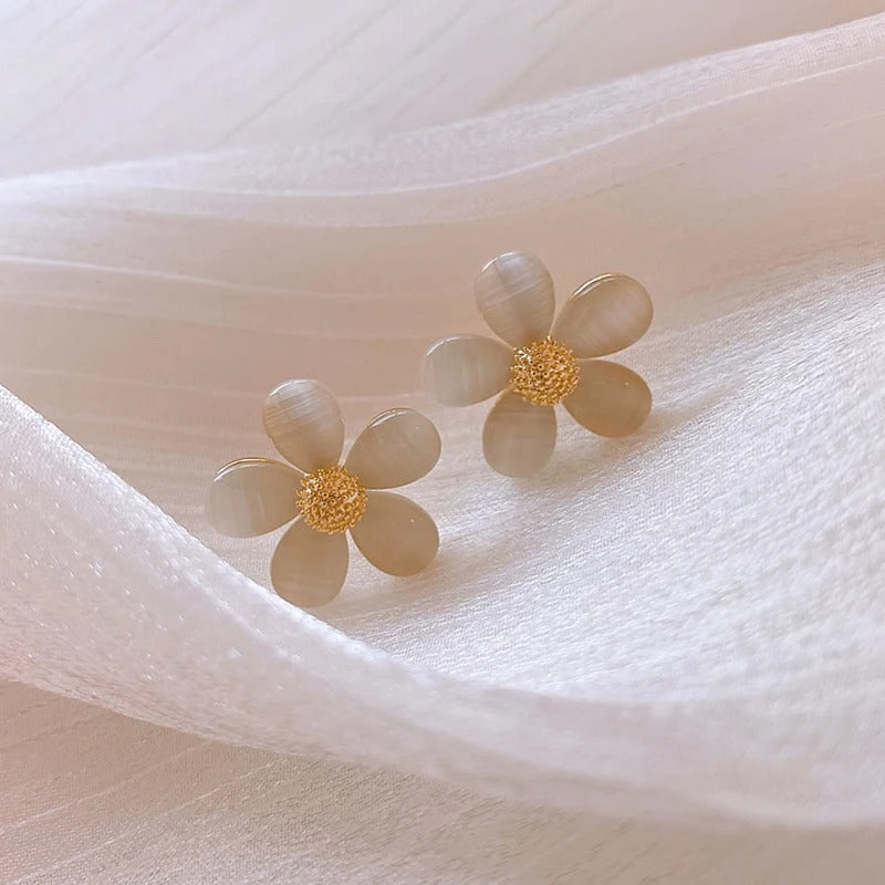 Daisy Gold Color Center Flower Studs