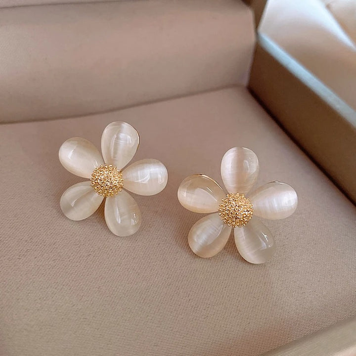 Daisy Gold Color Center Flower Studs